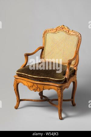 Fauteuil en noyer et hêtre bois avec jambes à angle en forme de S, croix en X avec rosette, fleurs sculptées et leafwork, dossier et assise faite de Reed, avec coussin amovible, fauteuil en noyer et hêtre (ameublement) avec les jambes à angle en forme de S, reliées par une croix en X à l'élingue avec rosette. Les seuils et les règles et les jambes sont décorées avec des motifs de feuilles et fleurs sculptées. Dossier et assise en tissus de l'osier. Coussin séparé de vert émincé de trii (moderne)., anonyme, France, 1750, en bois (matière végétale), noyer (bois dur), Hêtre (bois), h 96,0 cm h 40,0 cm l 67,0 cm × 60,0 cm d w 60,0 cm × d 49 Banque D'Images