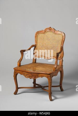 Fauteuil en noyer et hêtre bois avec jambes à angle en forme de S, croix en X avec rosette, fleurs sculptées et leafwork, dossier et assise faite de Reed, avec coussin amovible, fauteuil en noyer et hêtre (ameublement) avec les jambes à angle en forme de S, reliées par une croix en X à l'élingue avec rosette. Les seuils et les règles et les jambes sont décorées avec des motifs de feuilles et fleurs sculptées. Dossier et assise en tissus de l'osier. Coussin séparé de shaved (vert). Moderne, anonyme, France, 1750, en bois (matière végétale), noyer (bois dur), Hêtre (bois), h 96,0 cm h 40,0 cm l 67,0 cm × 60,0 cm d w 60,0 cm × d 49,0 cm Banque D'Images