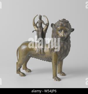 Aquamanile en forme de lion avec une figure féminine Aquamanile monté sous la forme d'un lion avec une figure féminine monté-Lion aquamanile avec figure féminine, Aquamanile d'alliage de cuivre, en forme de lion à figure féminine sur son dos. L'objet jeté dans la technique de cire perdue et ensuite embelli, dont les détails sont étendues, gravée et de poing, a la forme d'un lion, qui a fait de son siège en diagonale vers la droite et a la queue enroulée autour de sa patte arrière droite. Sur son dos un arbre en forme de fourchette avec quatre feuilles saillantes. Couronné d'une figure féminine est rivetée sur deux Banque D'Images