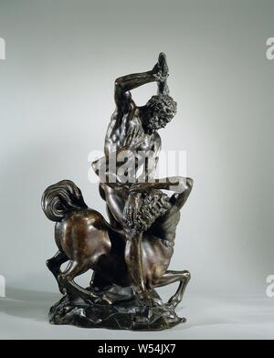 Hercule terrassant le Centaure Eurytion bat Hercules le centaure Eurytion, le Hercules barbu se dresse sur un sol rocailleux à cheval sur l'écrasa Eurytion, qu'il attrape avec sa main gauche à la tête se détourna de lui, et l'élévation droite club. L'Eurytion, abaissé par les antérieurs, et sur sa tête et le haut du corps tournant sur le côté, tente de libérer son siège de Hercules' poignée avec une main et a placé l'autre contre sa poitrine. Son visage barbu a gauche, la bouche ouverte, Hercules et Deianira auprès des mourants Nessus (variante), nessus, Giambologna (après), Florence (éventuellement). Banque D'Images