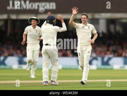 L'Angleterre Chris Woakes (à droite) célèbre la capture de l'Irlande' Stuart Thompson au cours de la troisième journée de la série de test match à Specsavers Lord's, Londres. Banque D'Images