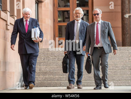 (De gauche à droite) Ancien député conservateur Harvey Proctor, Sir Edward Heath's filleul Lincoln Seligman et fils de feu par les pairs du travail Seigneur Augendre, Daniel Augendre QC, devant la condamnation de Westminster pédophile VIP accusateur de Carl Hêtre à Newcastle Le Tribunal de la Couronne. Banque D'Images