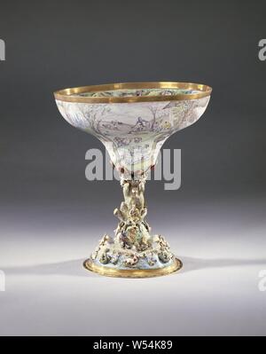 Cup Cup avec la représentation de la métamorphose d'Ovide, tasse d'or, entièrement laqué sur fond blanc. La base de la coupe, avec un anneau plat avec le quadrillage, a la forme d'une colline avec un tronc d'arbre noueux en haut, qui sert de tronc de la tasse. Or émaillé chiffres sont attachés à l'pied entièrement recouvert d'émail. Orphée est assis contre le tronc de l'arbre, jouant sur son alto. À ses pieds s'amors, sirènes et beaucoup d'oiseaux, y compris un paon, un coq, un perroquet, deux cygnes et deux aigles. La partie supérieure du tronc est entouré d'amors et émaillé rouge Banque D'Images