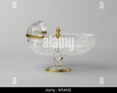 Plat à pieds, debout, le cristal de roche avec cadre plat de base de l'or avec l'émail. L'ovale contenant est muni d'un toit en forme de coquille à une extrémité du côté long. Deux femmes hermes dans le centre, un ornement dérivées de formes végétales, anonyme, c. 1550 - c. 1575 et/ou avant 1880, montuur, h 18,7 cm × 27,1 cm × d w 23,9 cm l 10,2 cm × d 8,1 cm Banque D'Images