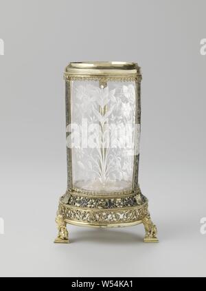 Coupe verre bécher avec châssis d'argent doré et émail, fil coupe en verre avec cadre en argent doré et émail sur le fil. La tasse cylindrique a un pied conique concave sur une jante cylindrique, soutenu par trois pieds. Le pied est relié à l'embouchure conique concave sur ce point au moyen de trois bandes verticales. Les jambes ont la forme de lions assis. Le bord sous le pied est décoré de fleurs ajourés vignes, la base avec les vignes en fleurs émail-fil entre deux bords côtes. Il contient trois boucliers avec des périodes dans le bas allemand : 1 : DRINKE. Et. NIMAN. BRINGE., anonyme, c. 1500 et/ou c. 1620, argent Banque D'Images