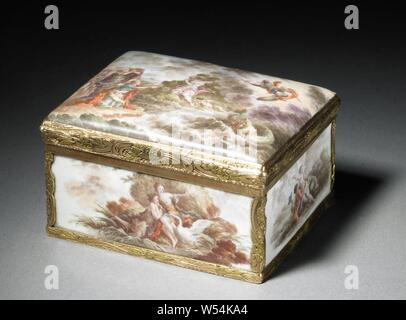 Snuff Box, peint avec des représentations mythologiques, boîte en or de forme rectangulaire avec couvercle voûté. L'intérieur et l'extérieur sont émaillé de blanc. Sur l'extérieur de la paupière une représentation peinte de Persée, qui libère Andromède, à l'intérieur de Vénus et de l'armure d'Énée. À l'avant montrent de Léda avec le cygne. Venus et Amor à l'arrière, reposant par une fontaine. Le dessous est peint avec putti, Persée tue le monstre de mer (ou le transforme en pierre en lui montrant la tête de la Gorgone) pour libérer Andromède, Céphée et parfois ses parents Cassiopea regarder la scène, l'eau-birds : swan, Jupiter Banque D'Images