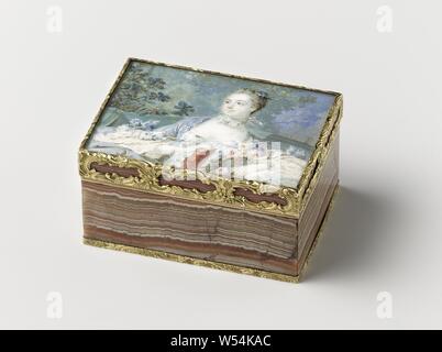 Snuff Box, rectangulaire, faite de bandagate. Sur le couvercle une miniature portrait de Madame de Pompadour sous verre, entourée d'un petit bord d'or, boîte rectangulaire avec des murs d'bandagate. Sur le couvercle sous verre une miniature peinte portrait de Madame de Pompadour, entouré par un étroit bord doré, anonyme, Allemagne, ch. 1760, l'or (métal), h 3,7 cm × w 7.1 cm × d 5.2 cm Banque D'Images