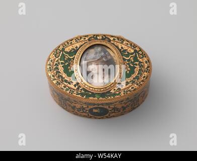 Snuff Box doré avec un portrait miniature d'une dame, Ovale boîte en or avec des sprays de fleurs et de tentures en émail. Dans le milieu du couvercle un ovale miniature peinte portrait sous un verre, le buste vers la gauche, faisant face à l'avant, avec un chapeau avec des arcs. Mt . :. Portrait miniature de l'école française, seconde moitié du xviiie siècle., anonyme, France, 1761 - 1762, de l'or (métal), verre, H 3,9 cm × w 8,5 cm × d 6.1 cm H 4 cm × w 3.1 cm Banque D'Images