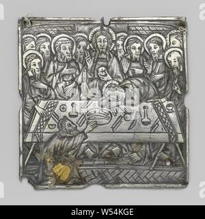 Plaque avec représentation de la Dernière Cène, carré, avec plaque en argent superficielle une de la Dernière Cène. Dans l'avant-plan Judas, qui vient à l'antenne. Derrière le tableau le Christ et les 11 apôtres, Dernière Cène (en général) (Matthieu 26 : 21-35, Marc 14 : 18-31, Luc 22 : 3, 22 : 15-23, Jean 13 : 21-38), anonyme, France, ch. 1300 - c. 1400, de l'argent (métal), h 6,5 cm × 6.5 cm × w t 0,2 cm Banque D'Images