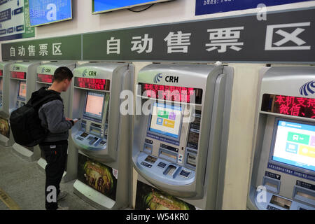 --FILE--un Chinois achète ses billets de train pour le Festival de Printemps les rush, également connu sous le nom de 'Chunyun', à la gare de Shenyang dans Sh Banque D'Images