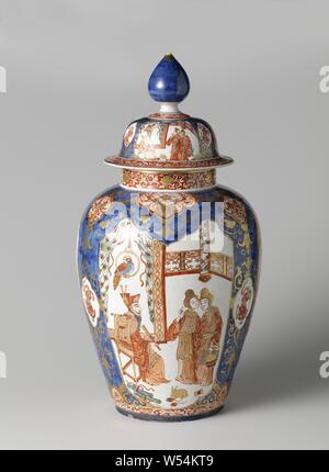 Couvercle de récipient Lidded jar jar couvercle faïence. Peint multicolores. Dans un fond bleu, trois grandes réserves ont été enregistrés dans le vase, rempli de représentations figuratives, respectivement : J'ai deux dames debout devant une dignité assis sur une chaise au-dessus de la tête duquel pend un anneau avec un perroquet, II un homme et femme d'un musicien de chaque côté d'une table avec un vase de fleurs, III trois hommes à une clôture d'un cacatoès et un arbre en fleurs. Entre la réserve une large bande bleu, avec des ornements d'or et une réserve avec un dragon. L'épaule du vase est décoré d'une bordure de motifs en lambrequin Banque D'Images