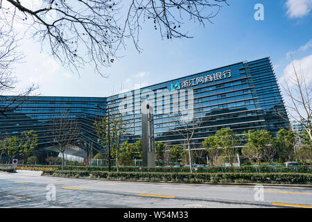 --FILE--Vue d'un logo sur l'immeuble de bureaux de banque Internet MYbank administré par Ant Financial Services Group, une filiale du géant de l'e-commerce chinois Banque D'Images