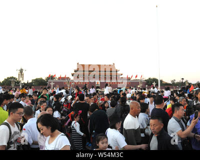 --FILE--touristes foule la place Tian'anmen pendant la semaine de la Fête Nationale à Beijing, Chine, 3 octobre 2018. Les revenus du tourisme, la Chine f Banque D'Images