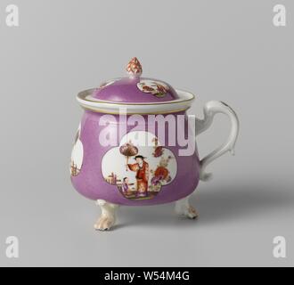 Boîte avec couvercle, crème multi-couleur avec chinoiseries encastré en quatre étapes dans un fond violet, Crème Bocal avec couvercle peint de porcelaine. Le pot se tient sur trois pattes à griffes et est presque entièrement recouverte d'un fond violet. Dans le fond, trois quatre-étapes sont enregistrés sur le pot et le couvercle, dans lequel des chinoiseries contour composée d'un ou deux chiffres sont peints. Le pot est marquée., Meissener Porzellan Manufaktur, Meissen, ch. 1730 - c. 1735, porcelaine (matériau), h 13,5 cm h 10,4 cm l 13,9 cm × d 11 cm H 4 cm × 8,5 cm d Banque D'Images