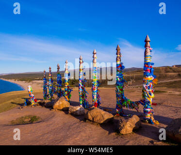 Le chamanisme Les symboles des Bouriates sur le rocher Chamanka, Cap Cap Burkhan, l'île Olkhon, Lac Baikal, Sibérie, Russie Banque D'Images