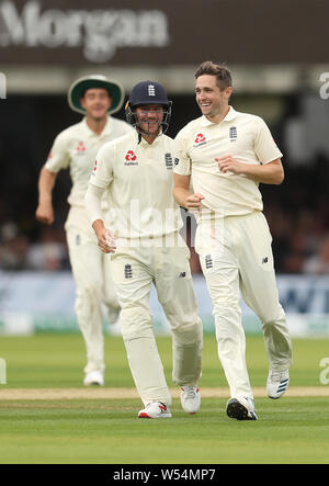 L'Angleterre Chris Woakes (à droite) célèbre la capture de l'Irlande' Stuart Thompson au cours de la troisième journée de la série de test match à Specsavers Lord's, Londres. Banque D'Images