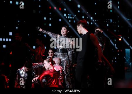 Hong Kong chanteuse et actrice Kelly Chen effectue à un événement de lancement automatique dans la ville de Guangzhou, province du Guangdong en Chine du Sud, 15 janvier 2019. Banque D'Images