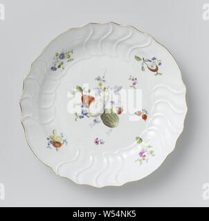 Soucoupe, peint multicolore avec Deutsche Blumen, d'insectes et de fruits, ronde soucoupe de porcelaine peinte. Le plat est peint avec Deutsche Blumen, d'insectes et de fruits. La frontière est marquée en relief avec l'Neuozier pattern. Le plat est marqué et appartient à un service, Meissener Porzellan Manufaktur, Meissen, ch. 1750 - c. 1760, porcelaine (matériau), d 34,5 cm Banque D'Images