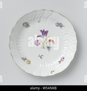 Saucer, multicolore avec Deutsche Blumen, d'insectes et de fruits, soucoupe ronde en porcelaine peint le plat est peint avec Deutsche Blumen, d'insectes et de fruits. La frontière est marquée en relief avec l'Neuozier pattern. Le plat est marqué et appartient à un service, Meissener Porzellan Manufaktur, Meissen, ch. 1750 - c. 1760, porcelaine (matériau), d 34,5 cm Banque D'Images