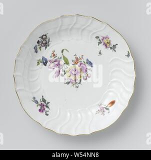 Saucer, multicolore avec Deutsche Blumen, d'insectes et de fruits, soucoupe ronde en porcelaine peint le plat est peint avec Deutsche Blumen, d'insectes et de fruits. La frontière est marquée en relief avec l'Neuozier pattern. Le plat est marqué et appartient à un service, Meissener Porzellan Manufaktur, Meissen, ch. 1750 - c. 1760, porcelaine (matériau), d 29,5 cm × H 5 cm Banque D'Images