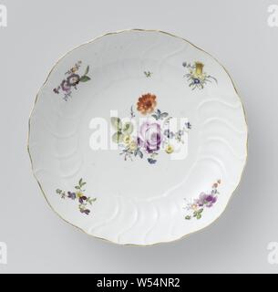 Saucer, multicolore avec Deutsche Blumen, d'insectes et de fruits, soucoupe ronde en porcelaine peint le plat est peint avec Deutsche Blumen, d'insectes et de fruits. La frontière est marquée en relief avec l'Neuozier pattern. Le plat est marqué et appartient à un service, Meissener Porzellan Manufaktur, Meissen, ch. 1750 - c. 1760, porcelaine (matériau), d 25,0 cm × H 5,5 cm Banque D'Images