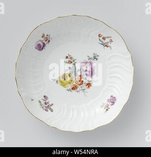 Soucoupe, peint multicolore avec Deutsche Blumen, d'insectes et de fruits, ronde soucoupe de porcelaine peinte. Le plat est peint avec Deutsche Blumen, d'insectes et de fruits. La frontière est marquée en relief avec l'Neuozier pattern. Le plat est marqué et appartient à un service, Meissener Porzellan Manufaktur, Meissen, ch. 1750 - c. 1760, porcelaine (matériau), d 22,0 cm Banque D'Images