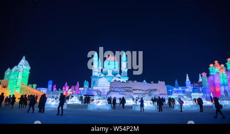 Une vue de la nuit de l'allumé en sculptures de glace au cours du xxe Chine Harbin Ice and Snow World 2019 à Harbin City, Heilongjiang province du nord-est de la Chine Banque D'Images