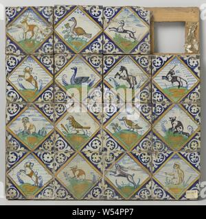 Domaine de seize panneaux avec des animaux, domaine de tuiles multicolores avec un (bleu, orange, jaune, vert et violet) animal peint à l'intérieur d'un carré. Dans les coins, technique de remplissage l'ornement. A l'origine composé de seize panneaux (4 x 4), anonyme, Pays-Bas), ch. 1580 - c. 1625, faïence, l'étain, émail h 53,45 cm × w 53 cm × D 3 cm Banque D'Images