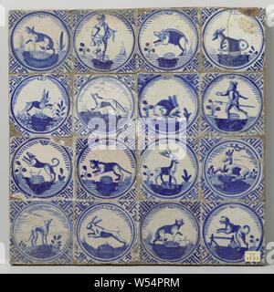 Domaine de seize panneaux avec des animaux, Champ de seize panneaux (4 x 4) avec chacune un animal peint en bleu sur un terrain (dont deux carreaux avec un hunter) dans un cercle. Dans les coins, méandre ornement., anonyme, Pays-Bas), ch. 1620 - c. 1640, faïence, émail étain, H 53 cm × 53 cm × w d 3 cm Banque D'Images
