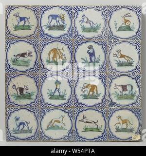 Domaine de seize panneaux avec des animaux, Champ de seize panneaux (4 x 4) avec chacune un (multicolore bleu, orange, vert, jaune et violet) animal peint sur un terrain au sein d'un cercle avec bord cannelé. Dans les coins, méandre ornement., anonyme, Pays-Bas), ch. 1630 - c. 1650, faïence, émail étain, H 53 cm × 53 cm × w d 3 cm Banque D'Images
