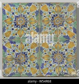 Domaine de seize carreaux avec un motif de grappes de raisin, de grenades, de tulipes et d'étoiles, domaine de seize panneaux (4 x 4) avec une (bleu, vert, jaune, orange et violet) le motif formé par quatre tuiles avec des grenades, grappe de raisin et tulipes autour d'une étoile. Dans les coins, un trimestre. rosette, anonyme, Pays-Bas), ch. 1600 - c. 1625, faïence, émail étain, H 54 cm × 54 cm × w d 3 cm Banque D'Images