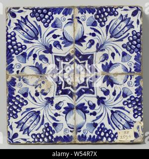 Domaine de quatre tuiles avec un modèle de grenades, grappes de raisins, les tulipes et les étoiles, domaine de 4 tuiles (2 x 2) avec un motif bleu formé par quatre tuiles avec des grenades, grappes de raisins et des tulipes autour d'une star ., anonyme, Pays-Bas), ch. 1600 - c. 1625, faïence, émail étain, H 27 cm × 27 cm × w d 3 cm Banque D'Images