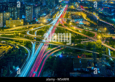 --FILE--une vue de la nuit le Central Business District (CBD) avec des routes très fréquentées avec des masses de véhicules et gratte-ciel et immeubles de grande hauteur à Beijing Banque D'Images