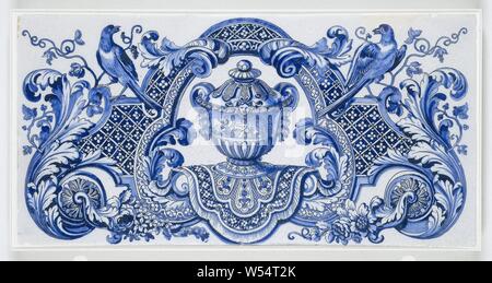 Tile avec décor peint en bleu d'un vase sur la tapis suspendus dans un trépied, entourée d'un cartouche avec le curling de feuilles d'acanthe et de fleurs, le carrelage avec une représentation d'un vase bleu sur la pendaison tapis, dans un passage. Ce trépied est entouré d'un cartouche avec de grandes feuilles d'acanthe et de fleurs de curling. La cartouche est remplie d'un ornement de diamants. Un oiseau posé sur le cartouche de chaque côté du trépied., De Grieksche A, Delft, 1689 - 1694, faïence, émail étain, h 61,5 cm × 31,2 cm × w d 5 cm Banque D'Images