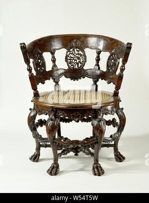 Président, ronde, sur six pattes en forme de S sur griffes, avec leafwork rocaill inséré et motifs. De retour avec quatre styles entre trois champs avec leafwork ajourг, Président de bois tropicaux. Les six pattes en forme de S sur les griffes sont ornées avec leafwork au-dessus des gonflements et sont reliés les uns aux autres au bas d'une croix-arrangé croix. L'avant et milieu sports afficher une palette entre volutes rocaille. Le dessus de la ligne de la fenêtre ronde, couverte de siège est orné de motifs rocaille. L'arrière se compose de quatre styles avec chambre et de l'articulation et deux seuils festonné, entre lesquels trois Banque D'Images