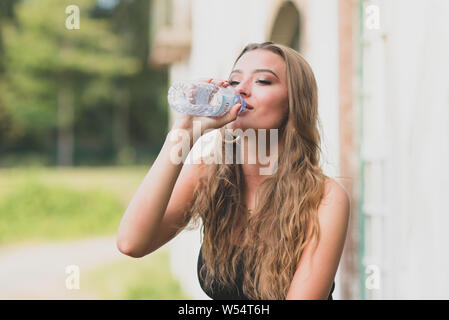 Jeune fille de l'eau potable bouteille Banque D'Images