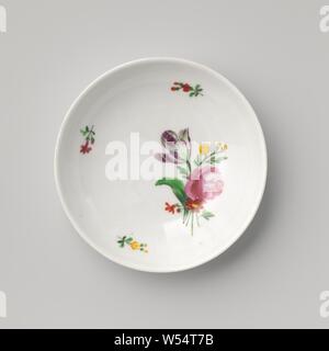 Soucoupe d'un bouquet de fleurs et les sprays, les tasses soucoupe sur un bord lobé, peinte sur l'émail en bleu, rouge, rose, vert, violet et jaune. Sur l'étagère d'un bouquet de fleurs différentes (y compris la pivoine) entouré de sprays. Inscrite sur le fond avec le bouclier, le nombre 29, le nombre annuel 830., Kaiserliche Porzellanmanufaktur, Vienne, 1830, porcelaine (matériau), glaçure, la vitrification, H 3,1 cm d 7,4 cm 12,9 cm d Banque D'Images