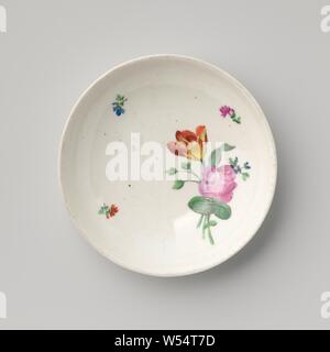 Soucoupe d'un bouquet de fleurs et les sprays, plat en porcelaine avec un bord lobé, peinte sur l'émail en bleu, rouge, rose, vert et jaune. Sur l'étagère d'un bouquet de fleurs différentes (y compris la pivoine) entouré de sprays. Inscrite sur le fond avec le bouclier, la lettre A et les numéros 14, 49 et le nombre annuel 808., Kaiserliche Porzellanmanufaktur, Vienne, 1808, porcelaine (matériau), glaçure, la vitrification, H 3,3 cm d 7,6 cm 13,1 cm d Banque D'Images