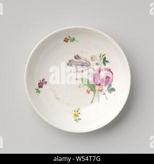 Soucoupe d'un bouquet de fleurs et les sprays, plat en porcelaine avec un bord lobé, peinte sur l'émail en bleu, rouge, rose, vert et jaune. Sur l'étagère d'un bouquet de fleurs différentes (y compris la pivoine) entouré de sprays. Inscrite sur le fond avec le bouclier, la lettre A et les numéros 38, 21 et 87., Kaiserliche Porzellanmanufaktur, Vienne), ch. 1800 - c. 1849, porcelaine (matériau), glaçure, la vitrification, H 3,3 cm d 13,7 cm d 7,5 cm Banque D'Images