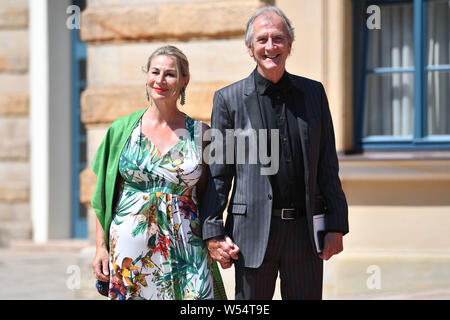 Bayreuth, Deutschland. Le 25 juillet, 2019. Peter PRAGER (acteur) avec sa femme Susanne. Ouverture du Festival Richard Wagner de Bayreuth en 2019. Tapis rouge sur 25.07.2019. Gruener Hill, dans le monde de l'utilisation | Credit : dpa/Alamy Live News Banque D'Images