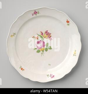 Plat avec un bouquet de fleurs et les sprays, plat en porcelaine avec un bord lobé, peinte sur l'émail en rouge, rose, vert, jaune et violet. Sur l'étagère d'un bouquet de fleurs différentes (y compris la pivoine) et sur le bord six branches de fleurs. Inscrite sur le fond avec le bouclier, P32 et les numéros 11 et 87., Kaiserliche Porzellanmanufaktur, Vienne), ch. 1800 - c. 1849, porcelaine (matériau), glaçure, la vitrification, H 5,2 cm d 37,6 cm d 22,4 cm Banque D'Images