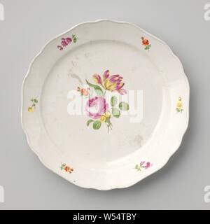 Plat avec un bouquet de fleurs et les sprays, plat en porcelaine avec un bord lobé, peinte sur l'émail en rouge, rose, vert, jaune et violet. Sur l'étagère d'un bouquet de fleurs différentes (y compris la pivoine) et sur le bord six branches de fleurs. Inscrite sur le fond avec le bouclier, P32 et les numéros 11 et 88., Kaiserliche Porzellanmanufaktur, Vienne), ch. 1800 - c. 1849, porcelaine (matériau), glaçure, la vitrification, H 4,5 cm d 30,7 cm d 18,3 cm Banque D'Images