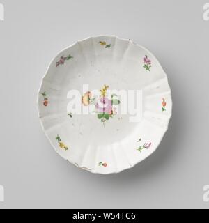 Plat avec un bouquet de fleurs et les sprays, plat en porcelaine avec mur et frontière, peinte sur l'émail en rouge, rose, vert et jaune. Sur l'étagère d'un bouquet de fleurs différentes (y compris la pivoine) et sur la paroi interne huit branches de fleurs. Inscrite sur le fond avec le bouclier et le numéro 32., Kaiserliche Porzellanmanufaktur, Vienne), ch. 1800 - c. 1849, porcelaine (matériau), glaçure, la vitrification, H 5,6 cm d 22,1 cm d 12,1 cm Banque D'Images