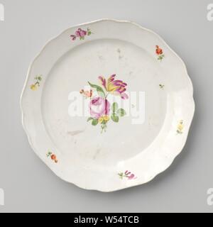 Plat avec un bouquet de fleurs et les sprays, plat en porcelaine avec un bord lobé, peinte sur l'émail en rouge, rose, vert, jaune et violet. Sur l'étagère d'un bouquet de fleurs différentes (y compris la pivoine) et sur le bord six branches de fleurs. Inscrite sur le fond avec le bouclier, P32 et les numéros 11 et 88., Kaiserliche Porzellanmanufaktur, Vienne), ch. 1800 - c. 1849, porcelaine (matériau), glaçure, la vitrification, H 4,5 cm d 30,7 cm d 18,3 cm Banque D'Images