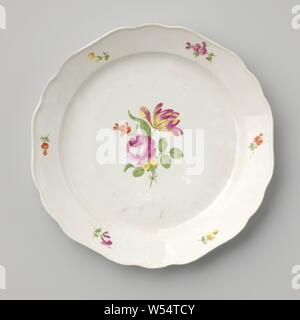 Plat avec un bouquet de fleurs et les sprays, plat en porcelaine avec bordure lobée, peinte sur l'émail en rouge, rose, vert, jaune et violet. Sur l'étagère d'un bouquet de fleurs différentes (y compris la pivoine) et sur le bord six branches de fleurs. Inscrite sur le fond avec le bouclier, P32 et les numéros 11 et 87., Kaiserliche Porzellanmanufaktur, Vienne), ch. 1800 - c. 1849, porcelaine (matériau), glaçure, la vitrification, H 4,5 cm d 30,7 cm d 18,3 cm Banque D'Images