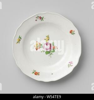 La plaque avec un bouquet de fleurs et les sprays, assiette de porcelaine avec un bord lobé, peinte sur l'émail en rouge, rose, vert et jaune. Sur l'étagère d'un bouquet de fleurs différentes (y compris la pivoine) entouré par des brindilles et sur le bord cinq branches de fleurs. Inscrite sur le fond avec le bouclier, la lettre P, les numéros 36, 23 et 5., Kaiserliche Porzellanmanufaktur, Vienne), ch. 1800 - c. 1849, porcelaine (matériau), glaçure, la vitrification, H 3,9 cm d 25,5 cm 12,5 cm d Banque D'Images