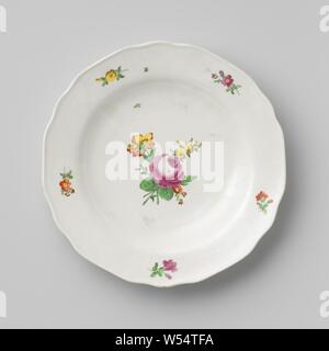 La plaque avec un bouquet de fleurs et les sprays, assiette de porcelaine avec un bord lobé, peinte sur l'émail en rouge, vert, jaune et violet. Sur l'étagère d'un bouquet de fleurs différentes (y compris la pivoine) entouré par des brindilles et sur le bord cinq branches de fleurs. Inscrite sur le fond avec le bouclier, la lettre P et les nombres 30, 5 et 92., Kaiserliche Porzellanmanufaktur, Vienne), ch. 1800 - c. 1849, porcelaine (matériau), glaçure, la vitrification, H 4 cm d 25,6 cm d 12,8 cm Banque D'Images