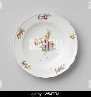 La plaque avec un bouquet de fleurs et les sprays, assiette de porcelaine avec un bord lobé, peinte sur l'émail en rouge, vert, jaune et violet. Sur l'étagère d'un bouquet de fleurs différentes (y compris la pivoine) entouré par des brindilles et sur le bord cinq branches de fleurs. Inscrite sur le fond avec le bouclier, la lettre A et les numéros 30 et 33., Kaiserliche Porzellanmanufaktur, Vienne), ch. 1800 - c. 1849, porcelaine (matériau), glaçure, la vitrification, H 3,8 cm d 24,3 cm d 12,8 cm Banque D'Images