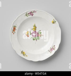 La plaque avec un bouquet de fleurs et les sprays, assiette de porcelaine avec un bord lobé, peinte sur l'émail en rouge, vert, jaune et violet. Sur l'étagère d'un bouquet de fleurs différentes (y compris la pivoine) entouré par des brindilles et sur le bord cinq branches de fleurs. Inscrite sur le fond avec le bouclier, la lettre A et les numéros 38 et 33., Kaiserliche Porzellanmanufaktur, Vienne), ch. 1800 - c. 1849, porcelaine (matériau), glaçure, la vitrification, H 4 cm d 25 cm d 12,8 cm Banque D'Images