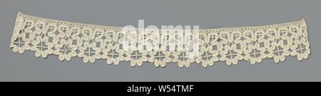 Bande de dentelle avec concaténation de huit-lobées fleurs rosette, bande de naturel : la dentelle dentelle Dentelle ruban (Russe). Le motif est formé par des rubans cloné de largeur égale. La figure est constituée d'une concaténation de huit lobes symétriques à rosette fleurs le long de la face inférieure de la bande, avec une croix de quatre doubles tresses en grand coeur ajouré. Un ruban continu fonctionne sur cette rangée de fleurs en rosette, qui alterne forme une seule feuille lobée et trois feuilles lobées, le milieu entre la saillie des feuilles fleurs rosette. Les motifs sont reliés les uns aux autres avec un peu de Banque D'Images